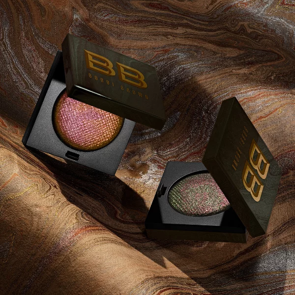 Bobbi Brown 秋妝迷彩上陣！限量「綠、金鑽石眼影」，這閃度直接移除 Kira Kira 濾鏡...