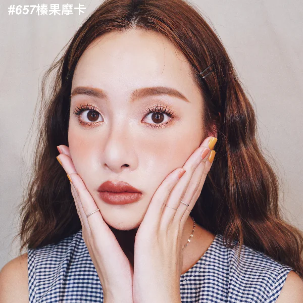 比焦糖拿鐵還美！美妝Youtuber夏曼娣、潮妞李柔化妝包大搜查 秋冬必備土色唇膏一篇全都收！