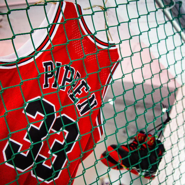 「球衣控」朝聖地標！Mitchell & Ness 東區限定店開幕　30 種以上經典 NBA 球衣都在這！