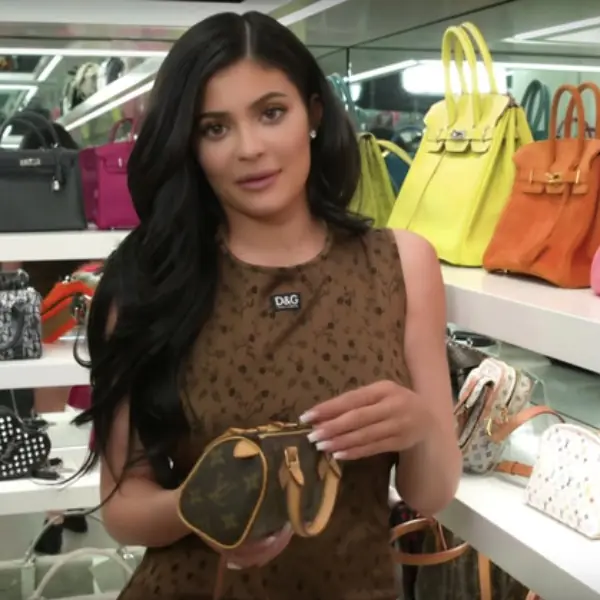 21 歲富婆 Kylie Jenner 帶你走進她奢華名牌包專屬房間　整間房中她最喜歡的包是這款！