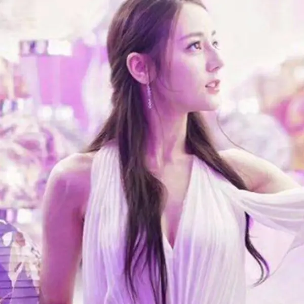 表情萌萌哒！ 迪麗熱巴披王妃級婚紗，深V美胸一覽無遺！