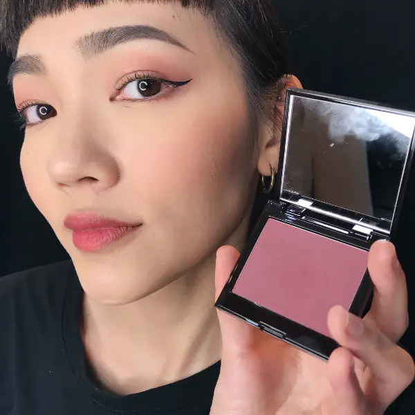 頰彩也能漂？ laura mercier「輕肌漂染頰彩」 ，超服貼妝感，讓你 24HR 都處在嬌羞狀態！