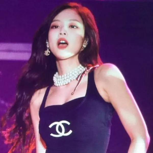 人間香奈兒再出擊！BLACKPINK Jennie 「泳裝」上舞台，全身都精品！