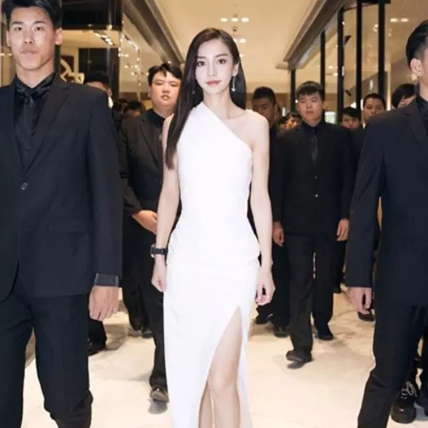 沒和黃曉明過七夕？Angelababy 穿女神洋裝「這樣」過情人節！