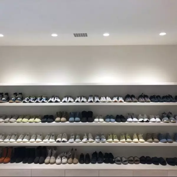 球鞋全部一字排開！肯爺曬鞋櫃其中暗藏亮點讓網友們玩起「大家來找碴」遊戲！