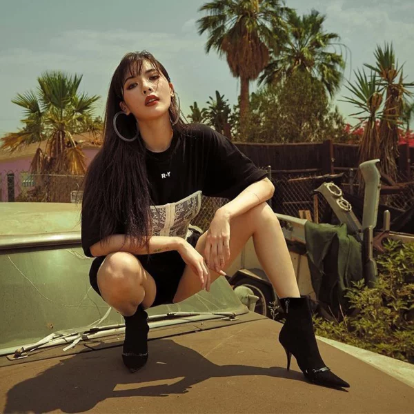 男朋友知道嗎？泫雅 HyunA 魅惑洛杉磯街頭，豹紋罩衫內只有一件「黑色內衣」！