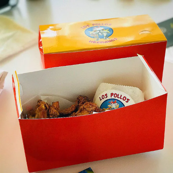 還記得《絕命毒師》Los Pollos Hermanos 炸雞店嗎？葛斯告訴你現在真的可以買到！