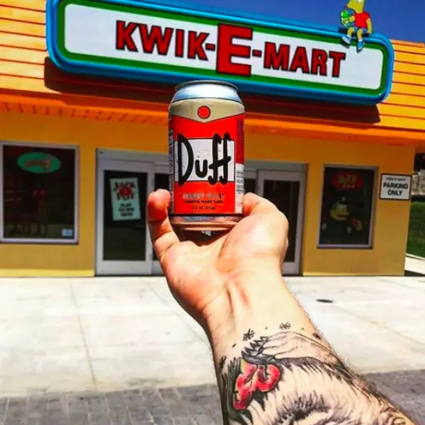 想知道荷馬最愛「粉紅色甜甜圈」是什麼味道？《辛普森家庭》裡的 Kwik-E-Mart 在美國南卡羅來納州開張了！
