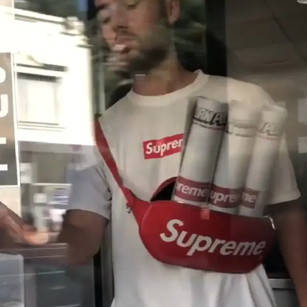想免費得到炒價翻百倍的 Supreme 報紙嗎？這次淡定哥不拍炫富怪片，改當送報童！