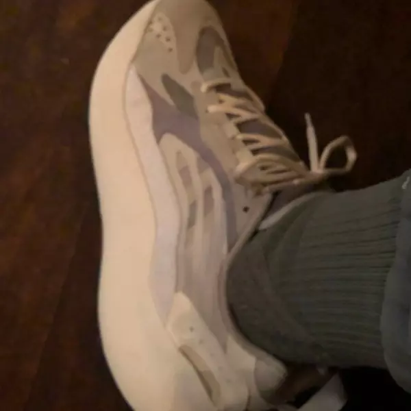 肯爺曝光 Yeezy Boost 700 V3 諜照卻讓人產生 Nike 系列鞋款的既視感！  網友：Yeezy Zoom Fly 700 ？