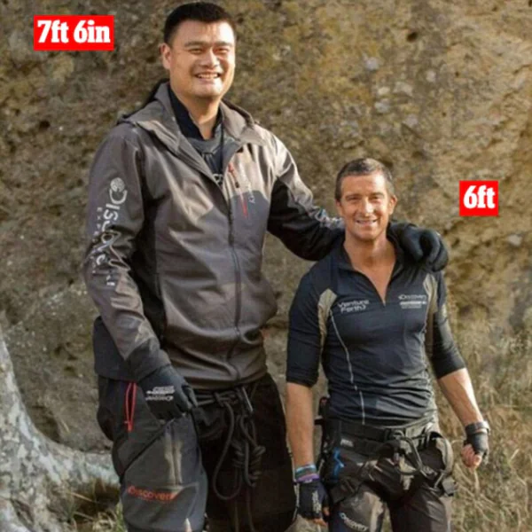 《荒野求生秘技》貝爾吉羅斯與姚明合照　驚人差距讓身高 182 公分貝爺也變小鳥依人！