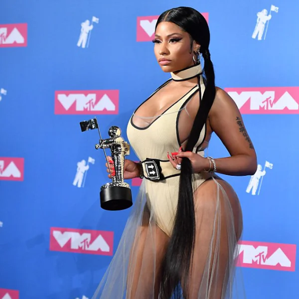 凱莉詹娜 MTV 遇見妮姬米娜扭頭就走　原因是麻辣雞被Travis Scott奪走冠專而爆氣！