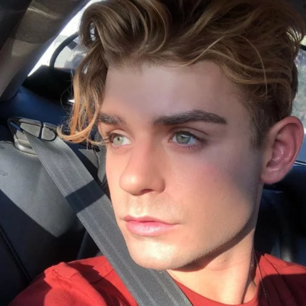 小版柴克艾弗隆！迪士尼帥哥演員 Garrett Clayton 公開出櫃　穩定交往男友曝光！