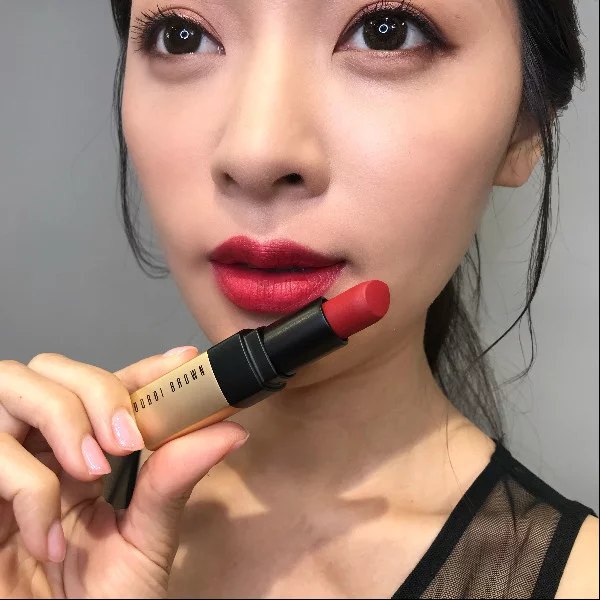 Bobbi Brown 「氣勢天絨霧唇 #Red Carpet 」必收！文內傳授瓔珞唇這樣畫...