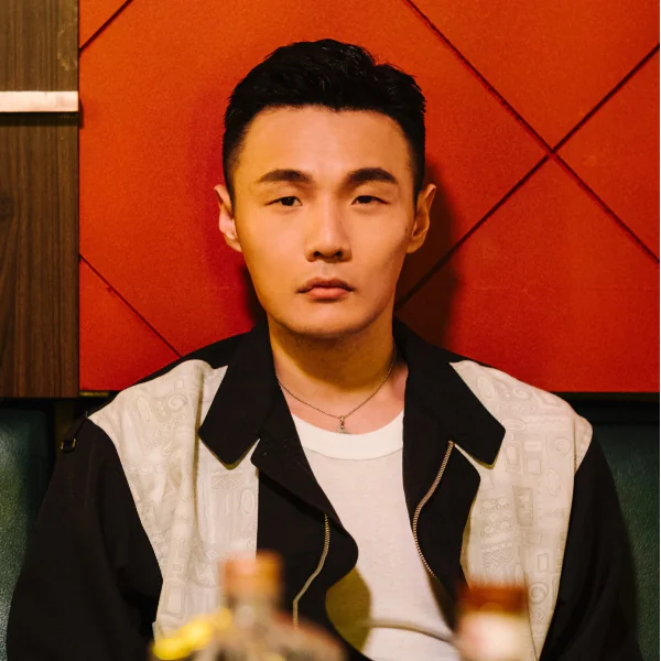 根本走心派！李榮浩新單曲〈貧窮或富有〉結合生活哲理：「可以看起來不偉大，卻要善良」