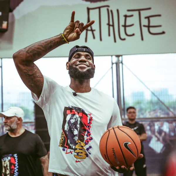秀灌籃 送簽名球樣樣來！ LeBron James 降臨上海展現十足親和力　粉絲興奮「又被圈粉了啦！」
