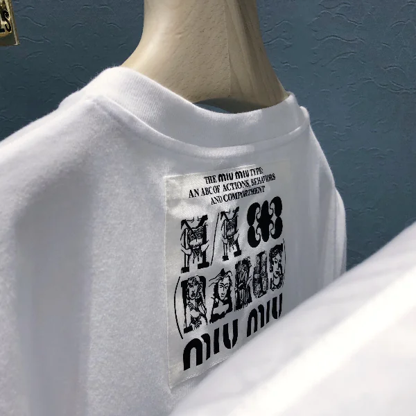 在台北也能訂製專屬 Miu Miu 字母白 T！Miu Miu Type 訂製系列登場，客製化活動限時限量僅有 4 天！