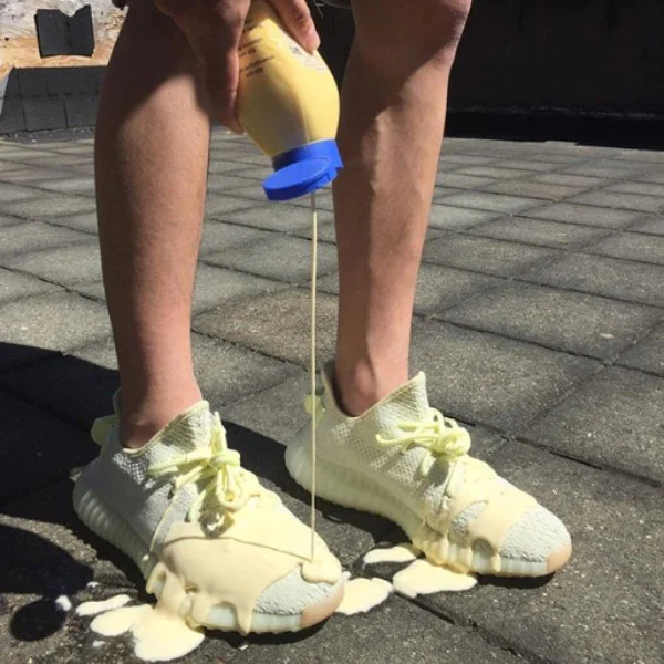 娘子出來看上帝！YEEZY BOOST V2 Cream White不只奇蹟補貨竟還原價販售？