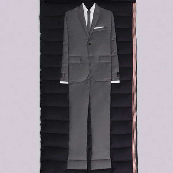 你有看過那麼帥的睡袋嗎？Thom Browne 推出價值 5000 美元的超氣派睡袋
