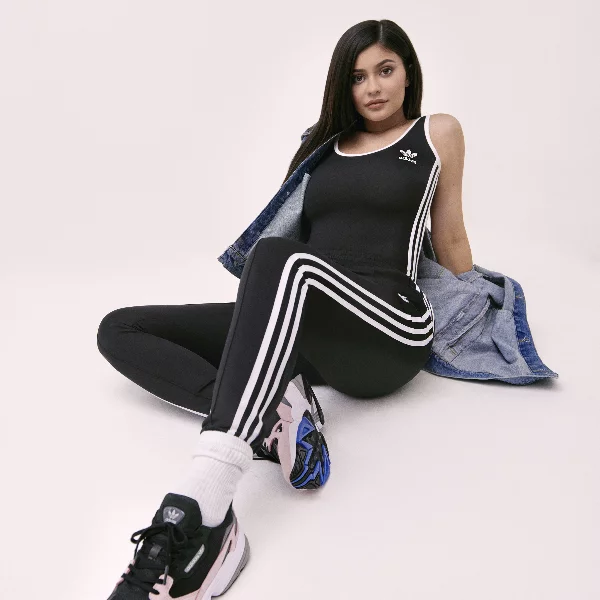 最新代言照出爐！Kylie Jenner 性感演繹 adidas Originals Falcon 全新配色！