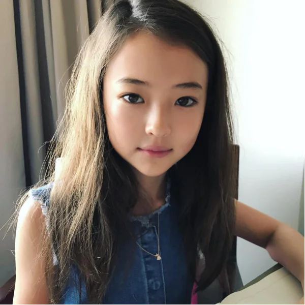 BLACKPINK 同框多次的混血童模 Ella Gross 長大了！即將以 Teddy 新女團 MEOVV  成員身份出道！