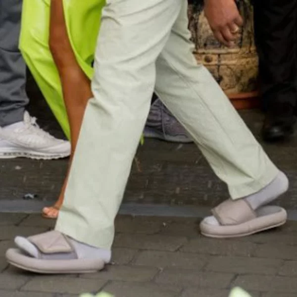他居然罕見的幽默了？Kanye West 反擊網路上關於拖鞋的抨擊
