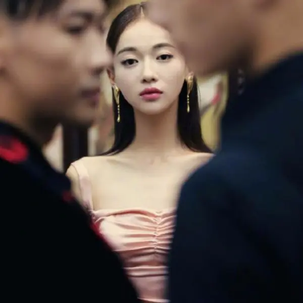 美麗的意外！瓔珞 & 迪麗熱巴「大撞衫」，小魔女與仙女的對決！