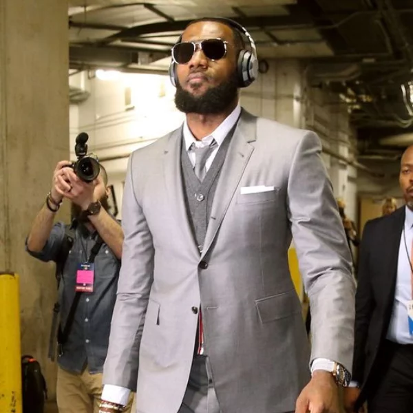 潮流界的皇帝！NBA 巨星 LeBron James 榮獲紐約時裝週「最佳流行指標」獎項