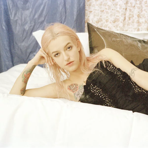 異色的荊棘之花-明日之星Bria Vinaite