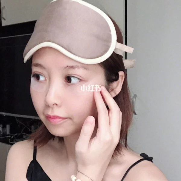 免上醫美也能打玻尿酸？這個風靡日本的「微針玻尿酸眼膜」，敷 5 小細紋少 4 條！