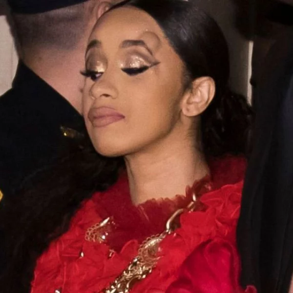 氣瘋！Cardi B 在紐約時裝周活動當場打鬥　竟與妮姬米娜不合傳聞有關？