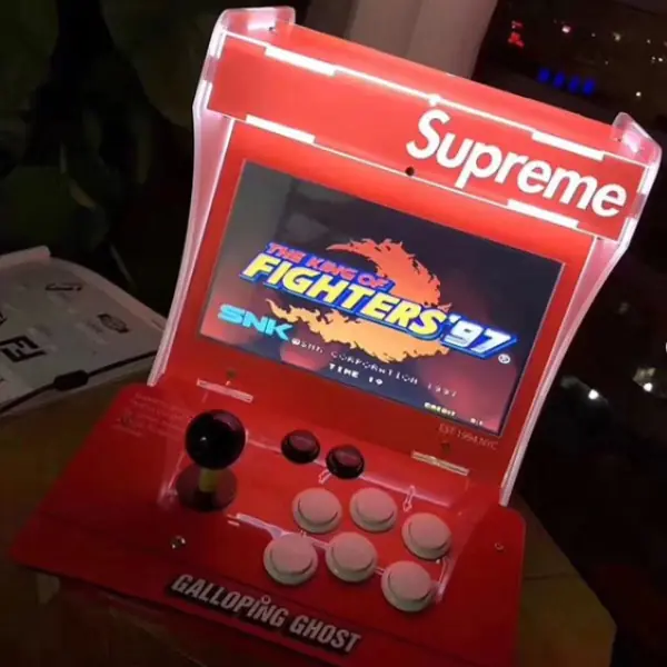 彈珠台已經不夠看！Supreme 最新「紅白街機」曝光　它還可以 2 人面對面「釘孤支」？