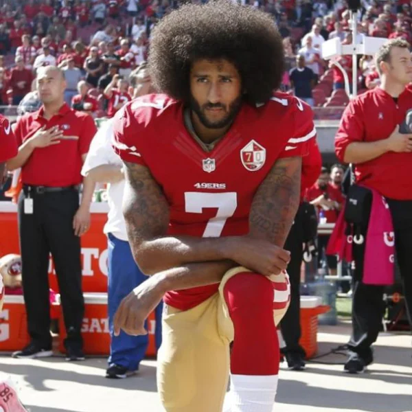讓 Nike 銷售量飆升 31％ 的男人 Colin Kaepernick　原來他生長於白人家庭？