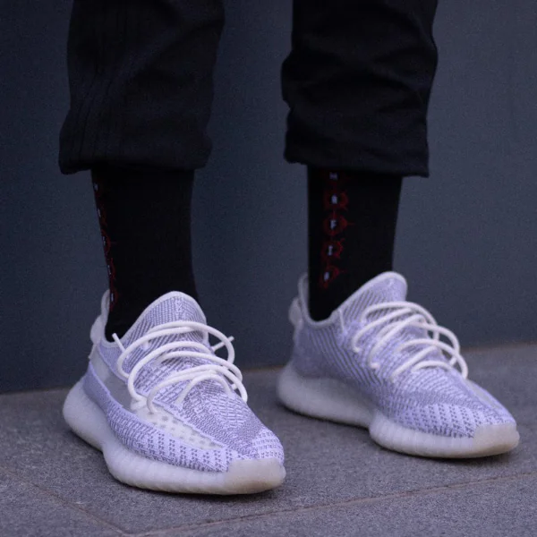 肯爺就是狂！YEEZY BOOST 350 V2 全新「Static」上腳預覽