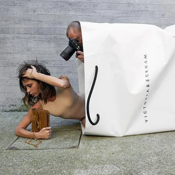 Victoria Beckham 為同名品牌搞怪拍攝 10 週年宣傳照！即刻去臉書私訊貝嫂，將會有驚喜...