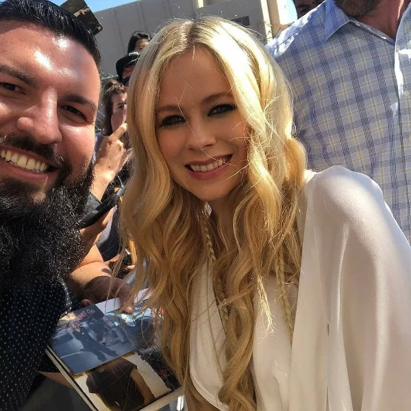 出現了！艾薇兒久違登上 Jimmy Kimmel 節目宣傳新單　一身白色禮服宛如「仙女」！