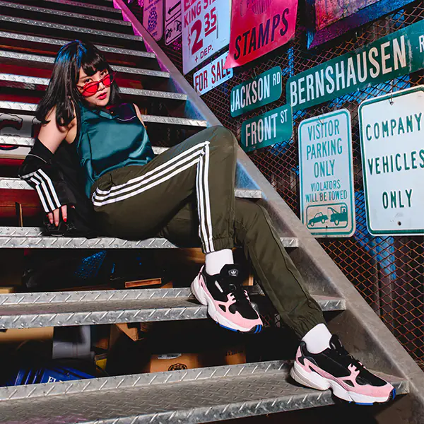 《迷惘美》拒絕迷惘！李優大膽挑戰 90 復古穿搭，adidas Originals Falcon 潮流氣勢全開！