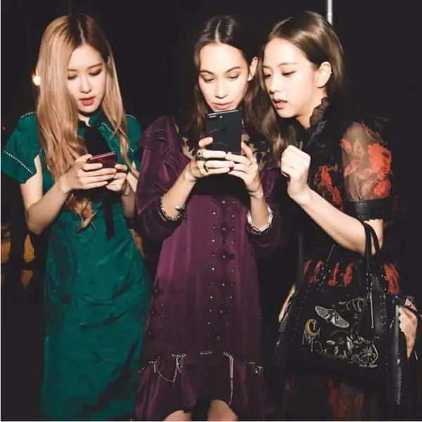 偶像的偶像！水原希子紐約走秀，BLACKPINK搶合照交換IG！