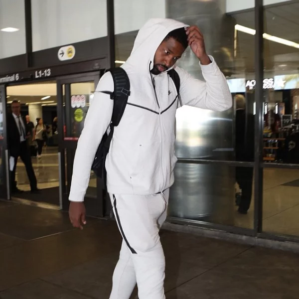 NBA 球員泰瑞斯坦·湯普森被小拖鞋也很有戲，向肯爺風格致敬