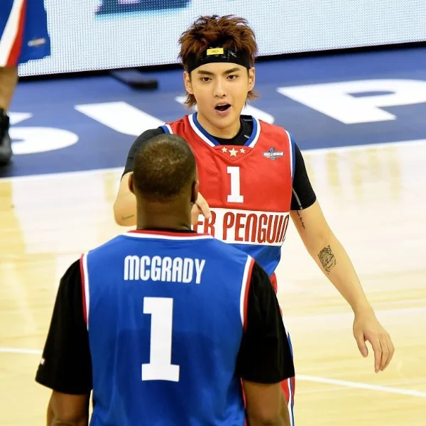 這球 Skr 嗎？吳亦凡參加名人賽槓上傳奇球星 T–Mac　挑戰「自拋自接扣籃」卻發生悲劇了