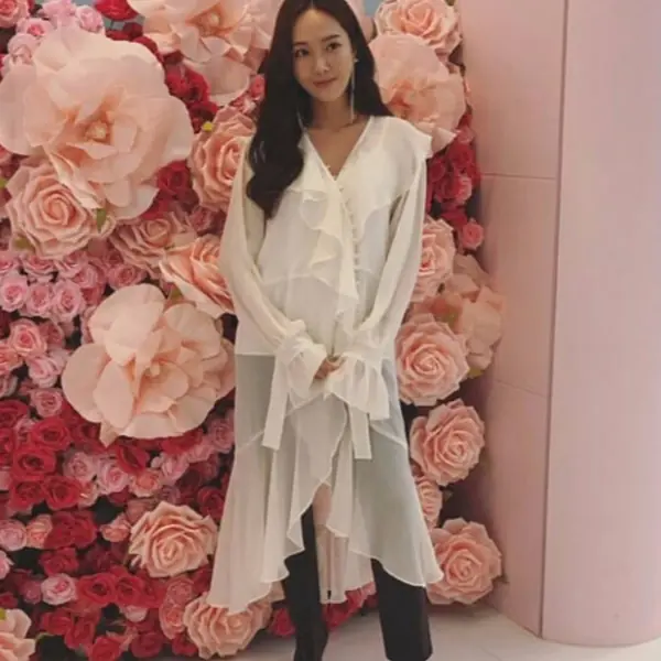 潔西卡事業版圖越來越大！明星CEO「仙女裝」時尚活動跑不完！