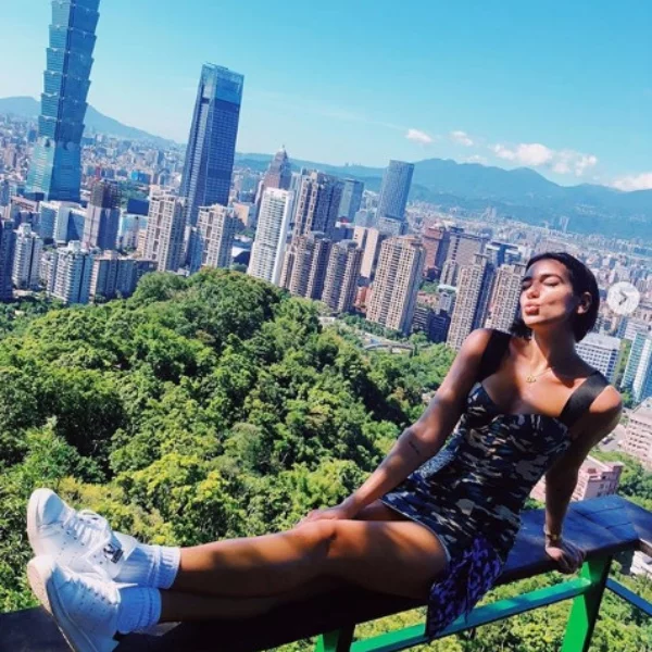 幹勁超強！Dua Lipa 台北演唱會前夕狂奔爬象山　眺望 101 大讚「美景太值得了」！