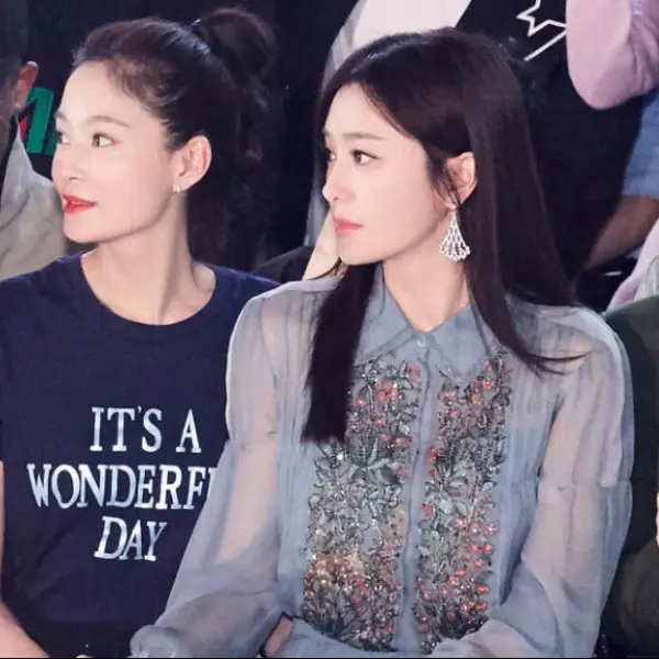 《延禧》女女戀再上演？皇后與純妃牽手米蘭看秀，網笑：皇上又要來啦！