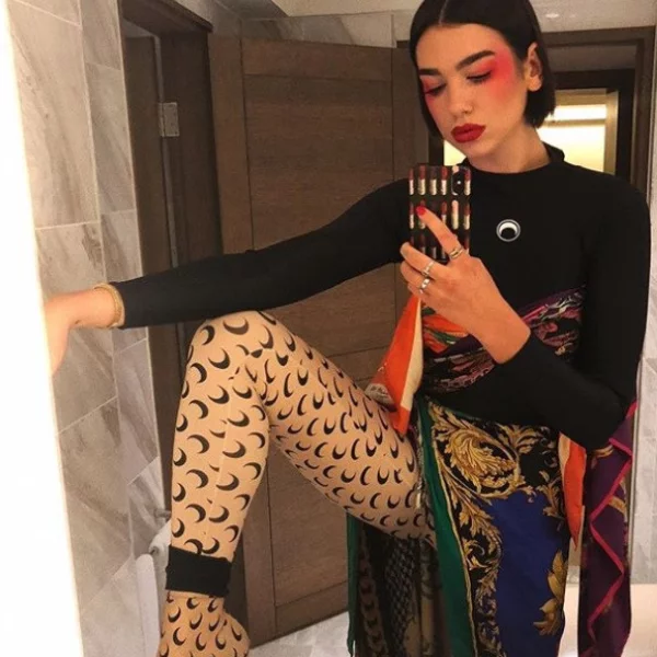 Dua Lipa 台北演唱會〈New Rules〉大合唱畫句點！離台前不忘觀光客行程「狂拍迪化街景」