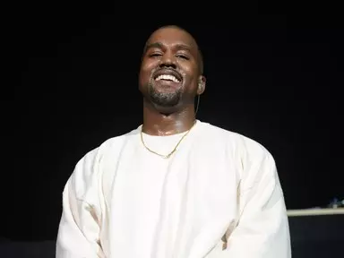 果然是肯爺，跟 Pornhub 合作不間斷！YEEZY x Pornhub 聯名上衣，官網開放預購啦！