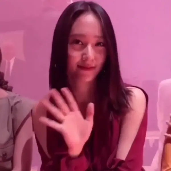 潔西卡姐姐視角！Krystal 「美艷無雙」出席米蘭時裝周，巧遇周嫂昆凌！