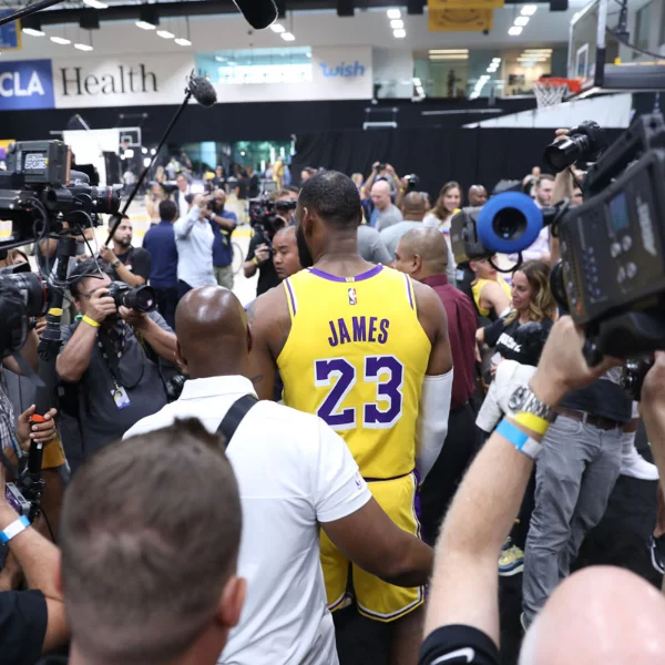 同樣的球館、不同的際遇！湖人與快艇的 NBA 媒體日畫面曝光　記者人數差異有如天壤之別！