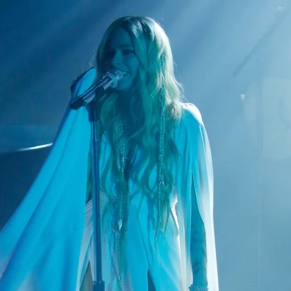 艾薇兒復出現場演唱新歌〈Head Above Water〉　凍齡美顏讓歌迷大喊：她還是這麼美！