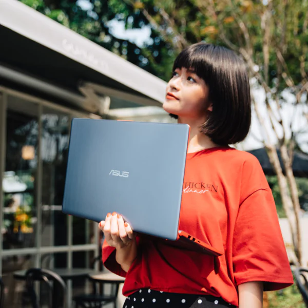 雙 V 旋風？孟耿如帶起最新 VivoBook 雙 V 舞，你還不快跟上一起跳？！
