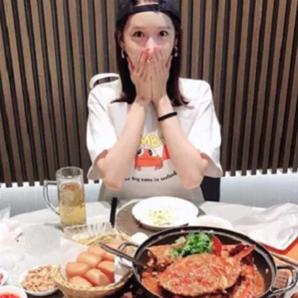 太美啦！潤娥飛新加坡大啖螃蟹美食，見面會上「華麗變身」！